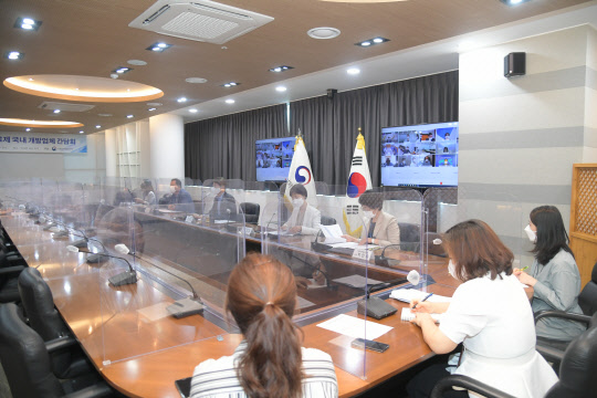 김강립 식품의약품안전처장이 14일 국내 코로나19 치료제 개발업체와 비대면 간담회에서 발언하고 있다. 식약처 제공